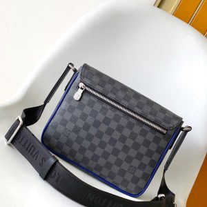 Alternative view of p570 ChipDynamic Chip N00085 Top-Tier Authentic Exclusive Actual Shots M30969 Blue M42711 Full-Leather Black Check M30861 Green M60831 Silver-Gray M30850 Cross-Hatch M42710 Black Check M46255 Black Floral Men's Free Shipping Messenger Bag Series DISTRICT Small Messenger Bag This District Small Messenger Bag features Damier Infini coated canvas, featuring a magnetic closure and zippered back pocket, enriching daily outings with classic style. Adjustable shoulder strap bears the Louis Vuitton logo. Detailed Features: 26 x 20 x 7 cm